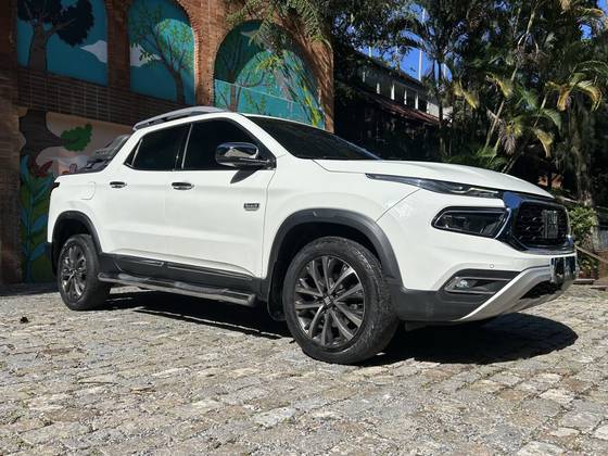 FIAT TORO 2.0 16V TURBO DIESEL RANCH 4WD AT9 FIAT TORO 2.0 16V TURBO DIESEL RANCH 4WD AT9
